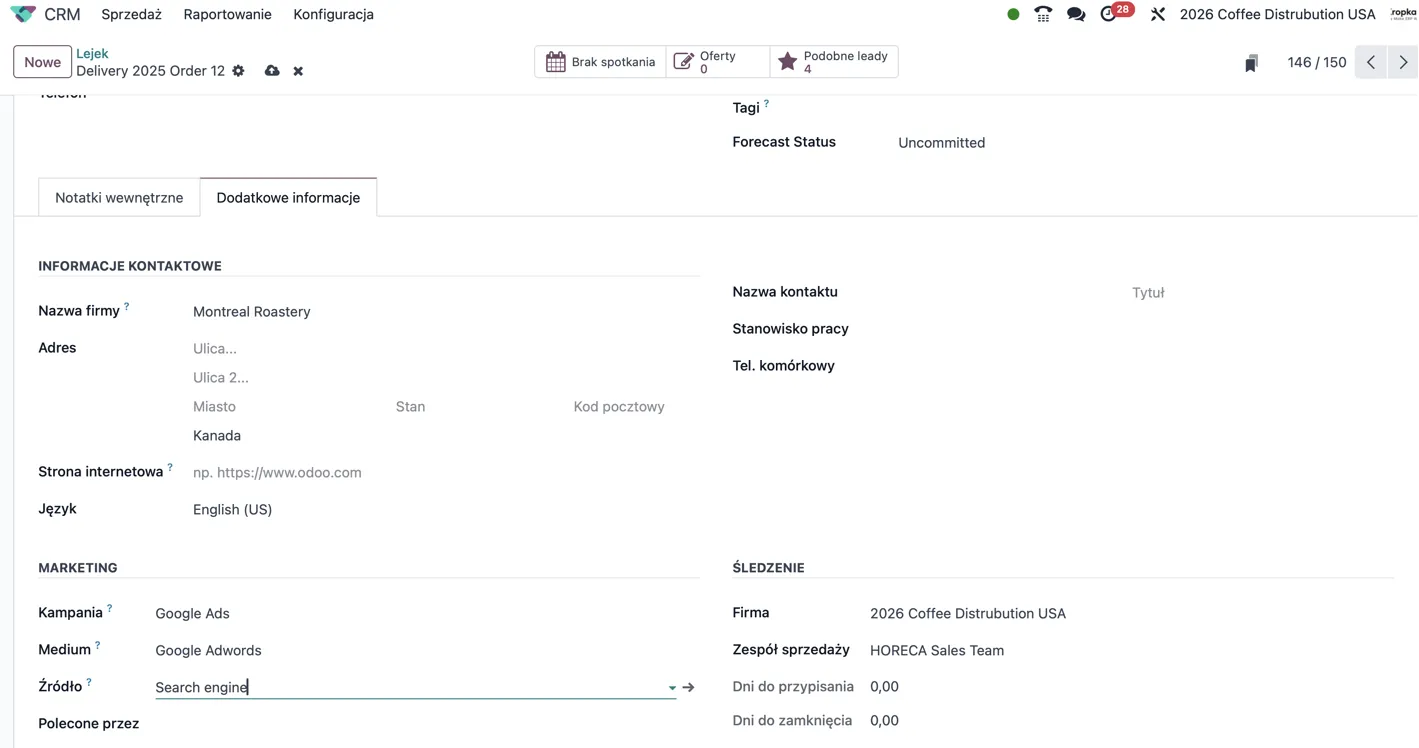 Zakładka Dodatkowe informacje w Odoo CRM z danymi kontaktowymi, kampanią, medium, źródłem i zespołem sprzedaży.
