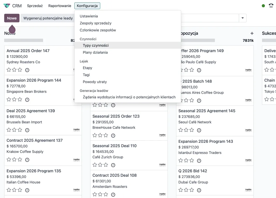 Menu Konfiguracja w Odoo CRM z ustawieniami, zespołami sprzedaży, typami czynności, planami działania, etapami i powodami utraty.
