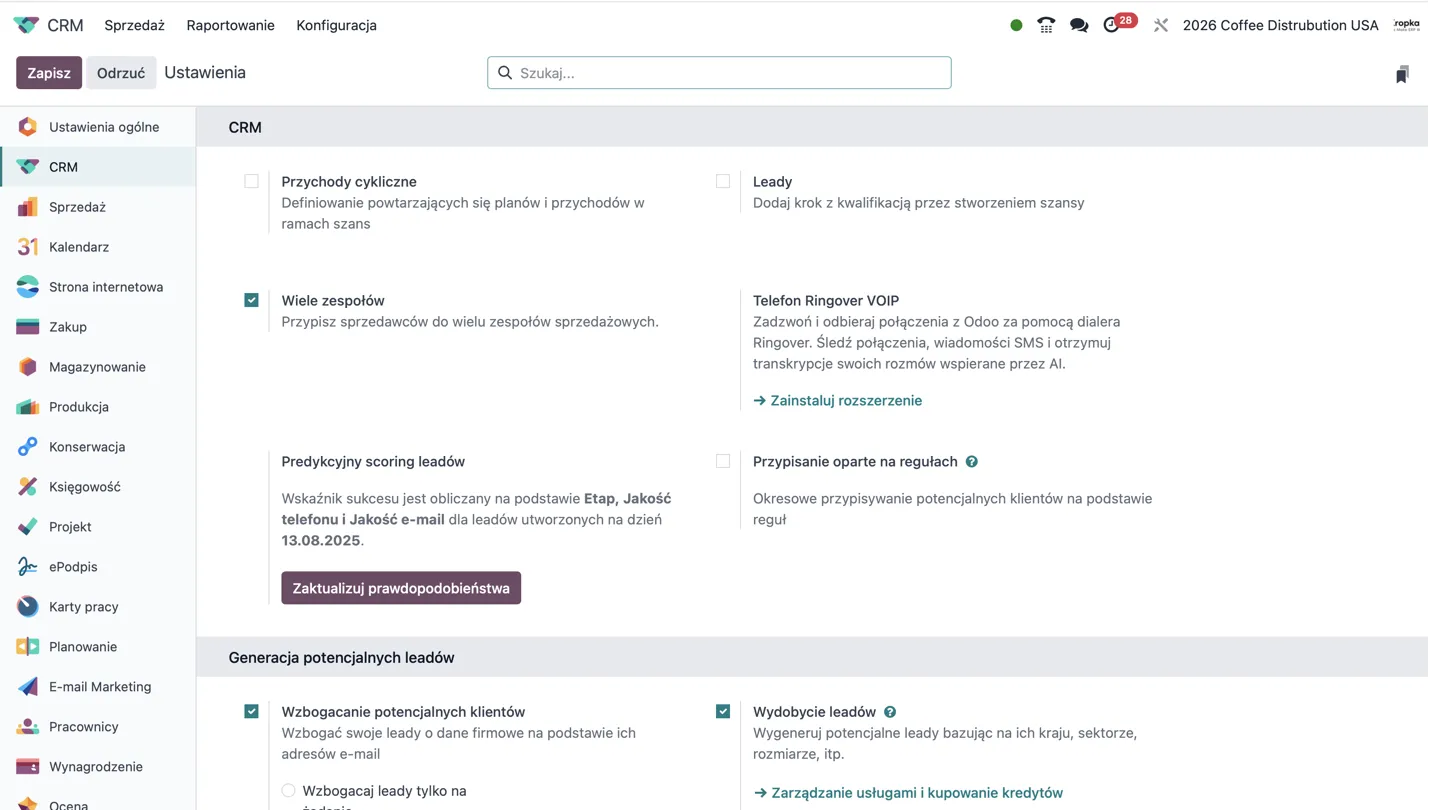 Ustawienia Odoo CRM z opcjami Leady, Wiele zespołów, predykcyjnym scoringiem, przypisaniem opartym na regułach i wzbogacaniem potencjalnych klientów.